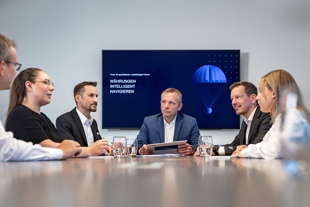 Business-Meeting - Währungen intelligent navigieren. Business-Meeting - Währungen intelligent navigieren.